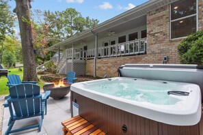 Relax in the hot tub overlooking Lake Palestine. Available year-round. 
