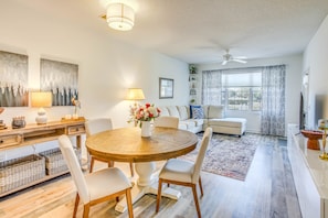 Interior | Self Check-In | On-Site Shuttle to Beach & Barefoot Landing
