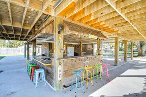 Bar & Outdoor Kitchen