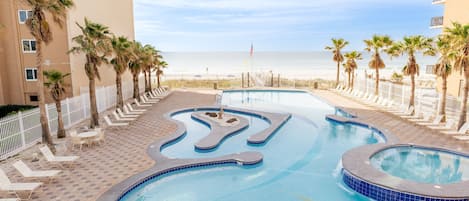 Big outdoor pool/Lazy river