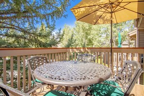 Outdoor dining and umbrella (BBQ available in clubhouse)