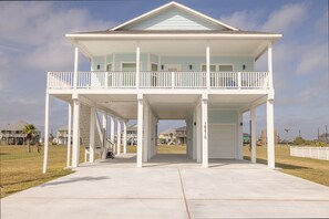 🏡 Our picture-perfect exterior welcomes you to your new home sweet home. 🌷✨