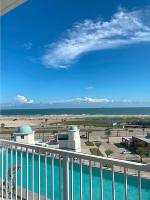 Balcony Bliss: Savoring Breathtaking Ocean Views One Sunrise at a Time 🌅🌊