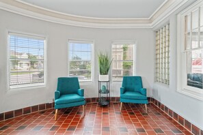 Entryway seating