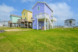 Your dream beachfront escape begins here, where sunsets meet the sea. 🌞🌊🏠