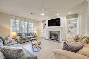 Living Room | Queen Sleeper Sofa | Free WiFi | Central Heat & A/C