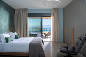 The bedroom features a king-size bed (1.60 x 2.00M) and a sea view.