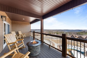 Amazing view of the Lake out the Front and Back