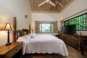 Garden Apartment II - Bedroom with king bed