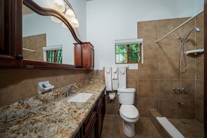 Garden Apartment II - Bathroom
