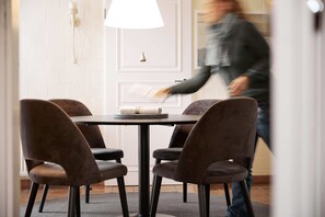 die Stoffservietten werden ausgelegt