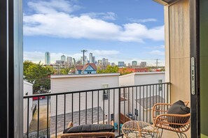 Enjoy beautiful city views of Dallas’ downtown right from the convenience of the balcony! It’s the perfect quiet spot for enjoying your morning sips of coffee.