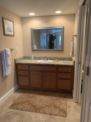 5-207 Master Vanity