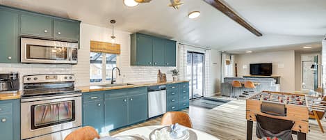 Cascade Vacation Rental | 2BR | 2BA | 926 Sq Ft | 6 Steps to Access