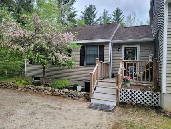 Come relax in NH with privacy and serenity.  Super clean!  Minutes to mountains.