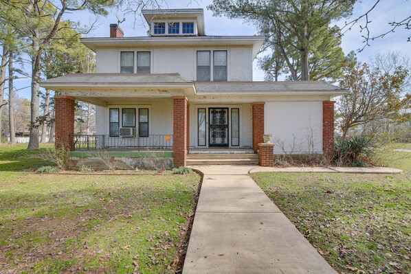 Wheatley Vacation Rental | 5BR | 3BA | 4,000 Sq Ft | Stairs Required