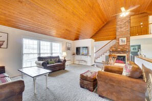 Living Room | Queen Sleeper Sofa | 1st Floor | Smart TV | Fireplace