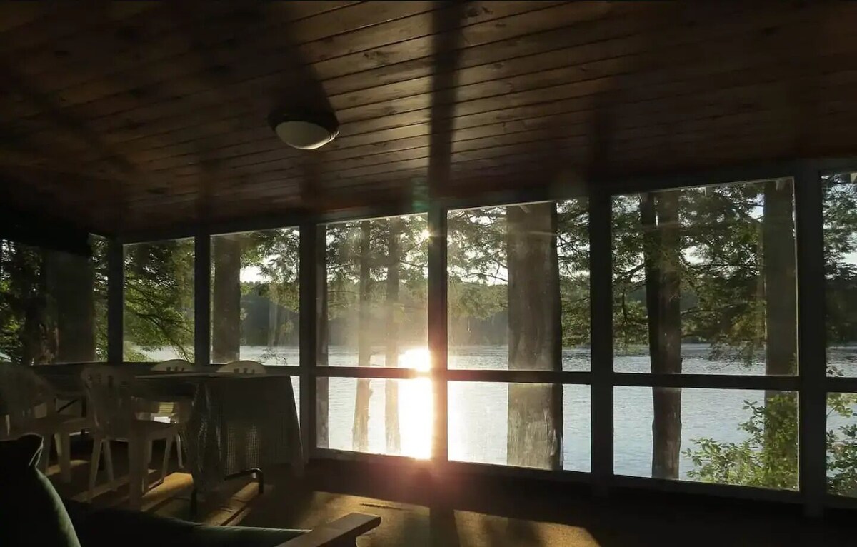 Cozy Waterfront Cottage!!