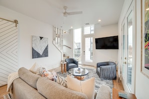 Living Room | Free WiFi | Central Heating & A/C | Smart TV | 1st Floor