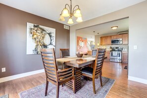 Dining Area | Dishware/Flatware Provided | 1st Floor