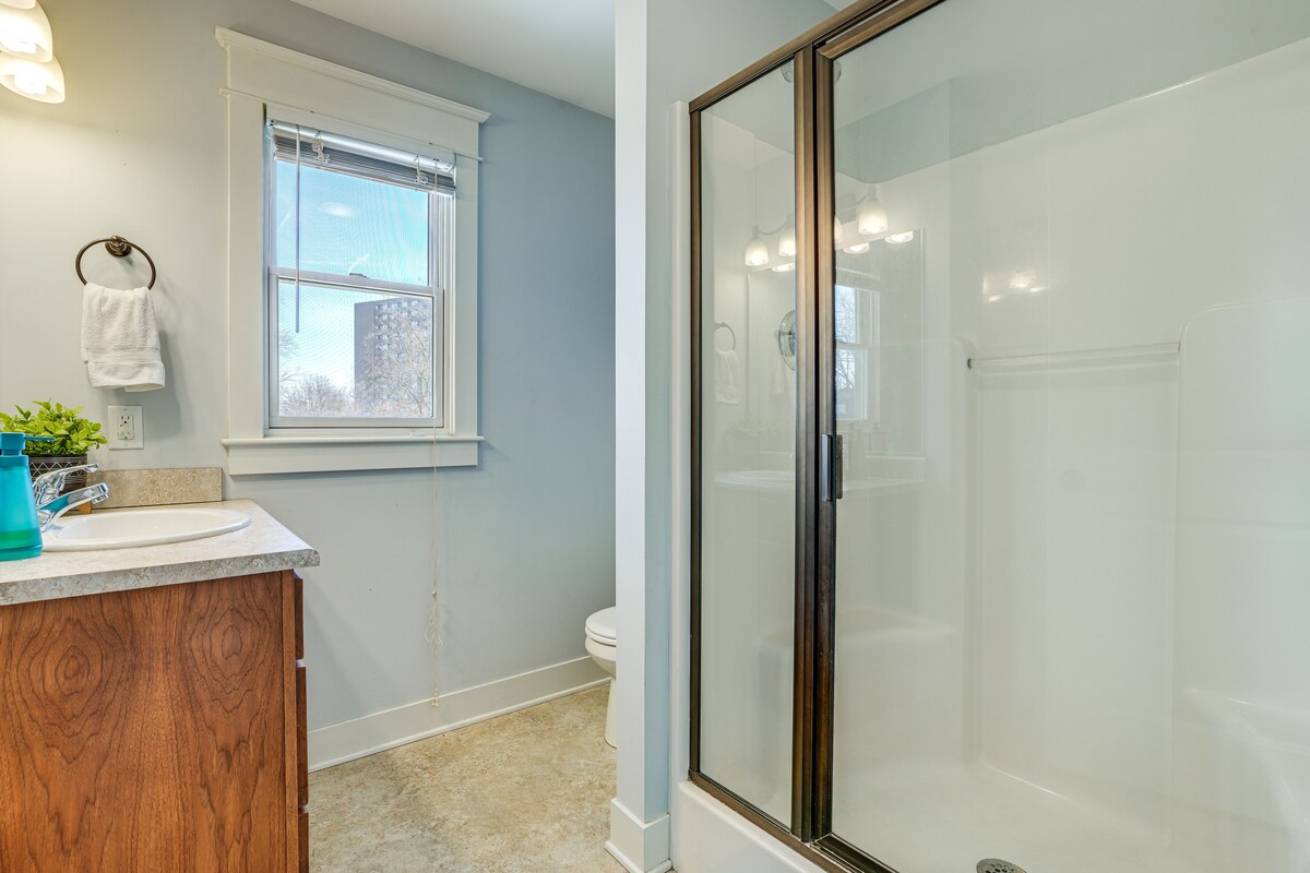 Charming Kalamazoo Home w/ Yard: 1 Mi to Downtown!