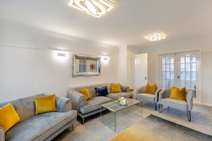 Living Room / Lounge