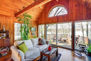 Living Room | Queen Sleeper Sofa | Wood-Burning Fireplace