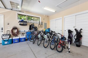 Lots of great beach gear and golf clubs and Bikes provided in the garage