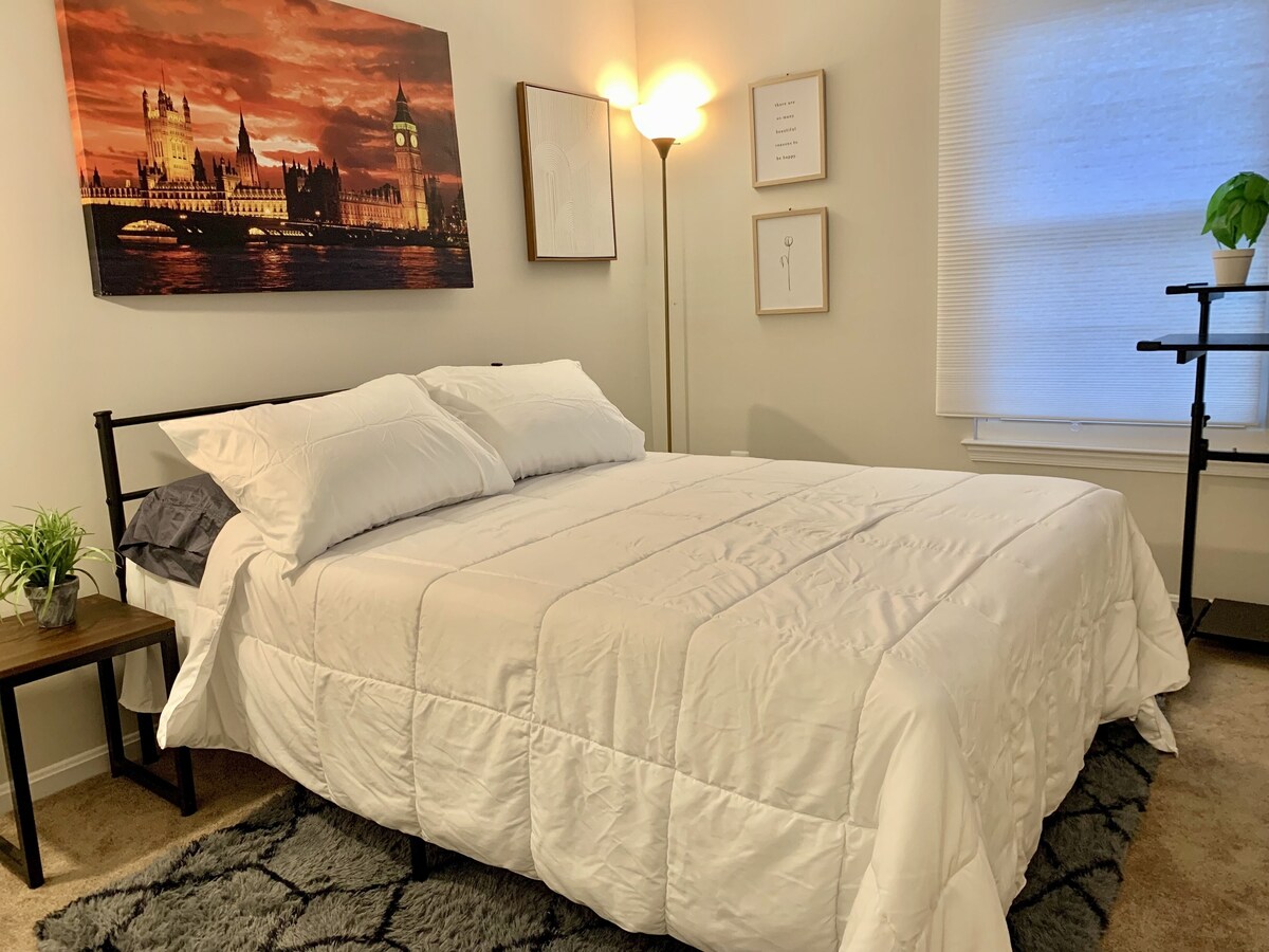 Contemporary 3BR: Large Patio, TVs in Every Room. Heart of Montgomery Village