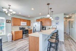 Interior | Flat-Screen TV | Central Heating & A/C | Free WiFi | Ceiling Fans