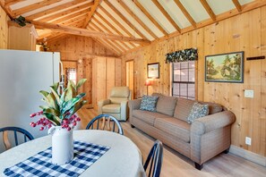 Living Room | Free WiFi | Smart TV | Dining Area | Single-Story Cabin