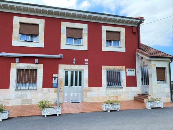 Facade/entrance