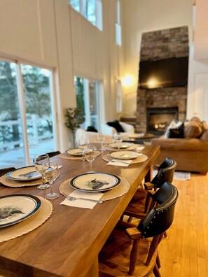 Open layout and extendable dining table (seats 10)