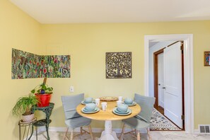 Dining Area | Dishware & Flatware Provided