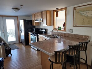 Modern kitchen with breakfast bar. 