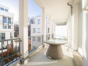 großer Balkon mit Blick in den angelegten Garten Richtung Außenpool