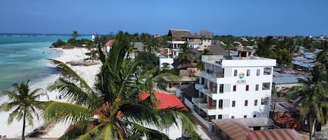 Vista frontal de la propiedad