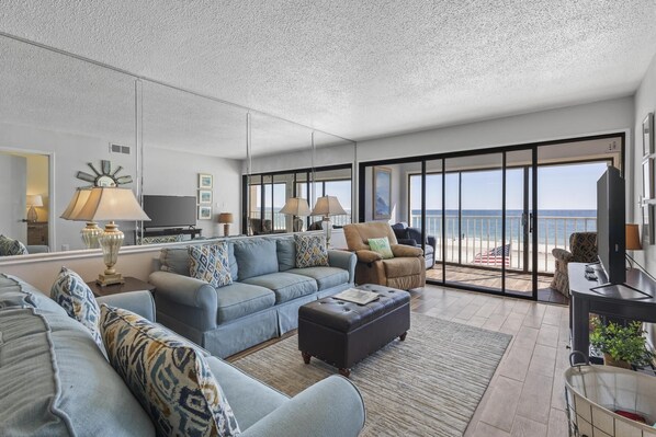 Edgewater 31 Living Area