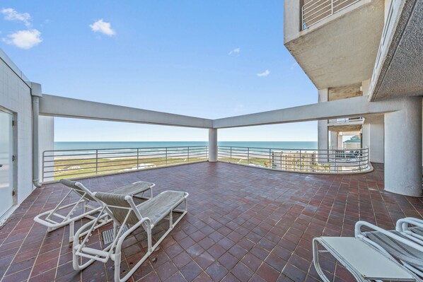 Downstairs Balcony w/11th Floor Panoramic Views of the Gulf