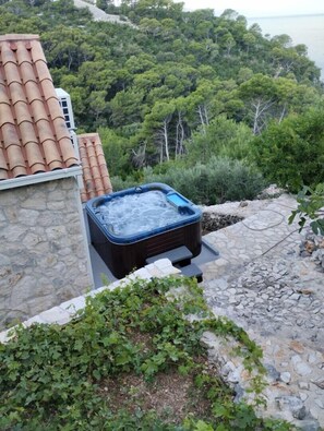 Outdoor spa tub