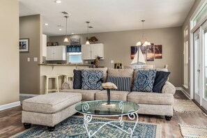 005 Lazy Daze Beach House Open Floor Plan Living Space
