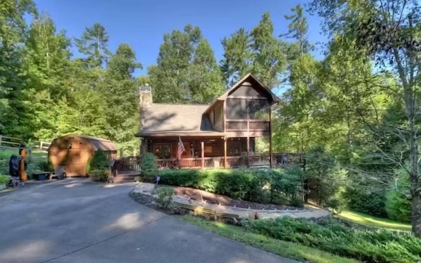 Eagles Landing - Front entrance and driveway