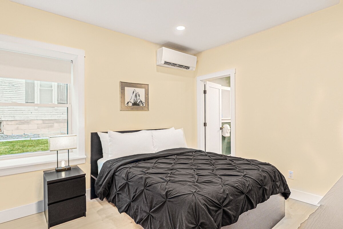 Historic, fully remodeled dog-friendly home with a full kitchen, washer/dryer
