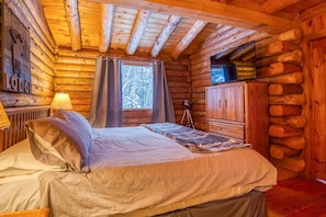 Master Bedroom - King Size Bed (2)