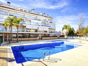Sky, Water, Building, Property, Daytime, Swimming Pool, Window, Blue, Azure, Architecture