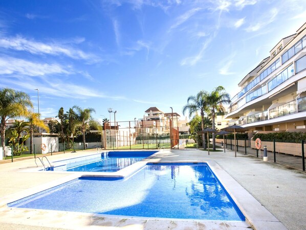 Sky, Water, Building, Property, Daytime, Swimming Pool, Window, Blue, Azure, Architecture