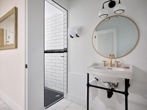 Start your day refreshed in this bright & modern bathroom. Clean lines & stylish touches. 