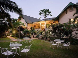 Relax and unwind in our charming garden at The Historic Wailuku Inn! Enjoy peaceful evenings surrounded by lush greenery. Book your tranquil escape! 