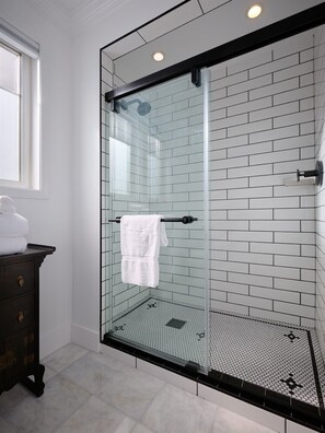 Start your day refreshed in our modern bathroom. Enjoy the clean design & invigorating shower. 