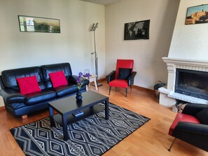 Salon avec cheminée et télèvision